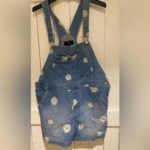 Women’s Adorable Denim Short Overalls w/ Daisy motif L